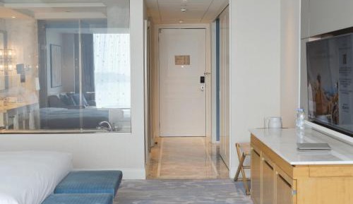 Lake View King Room