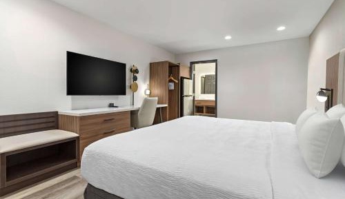 1 King Bed, Premium Mobility/Hearing Accessible Room, Roll-In Shower, No Smoking