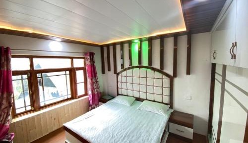 Deluxe Room (2 Adults + 1 Child)