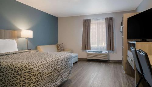 QUEEN SUITE WITH SOFA ACCESSIBLE