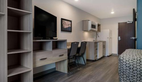 QUEEN SUITE TWO QUEEN BEDS W DISHWASHER (DISHES/COOKWARE INCLUDED)