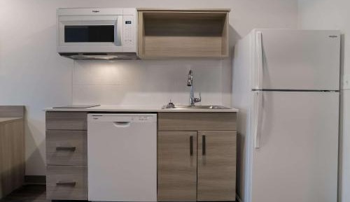 QUEEN SUITE WITH SOFA/DISHWASHER (DISHES/COOKWARE INCLUDED)
