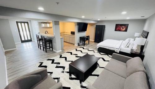 1 King Bed Non-Smoking