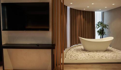 Deluxe Suite with Spa Bath