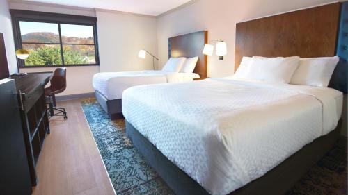 Traditional Queen Room with Two Queen Beds