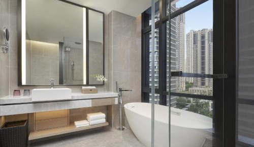 2 Bedroom Suite, Bedroom 1: 1 King, Bedroom 2: 2 Double