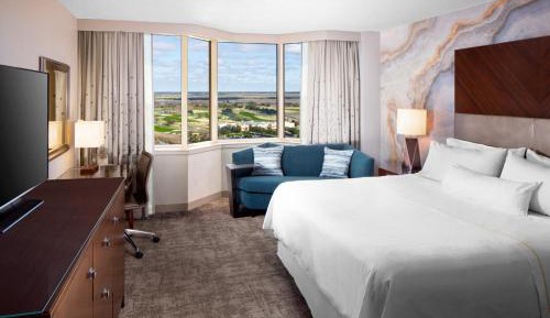 Guest room, 1 King, Golf view