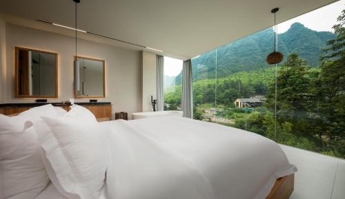 Family Suite with Mountain View