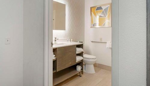 King Suite - Accessible/Non-Smoking