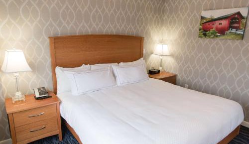 One-Bedroom Corner King Suite with Sofa Bed