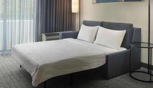 One-Bedroom King Suite with Sofa Bed and Adapted Tub - Mobility and Hearing Accessible