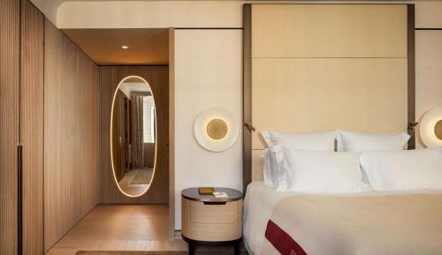 Superior King Room with City View