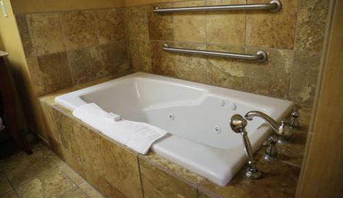 One-Bedroom King Suite with Whirlpool - Non-Smoking 