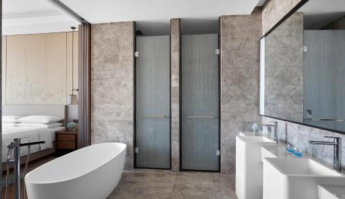 Studio Queen Room, M Club lounge access