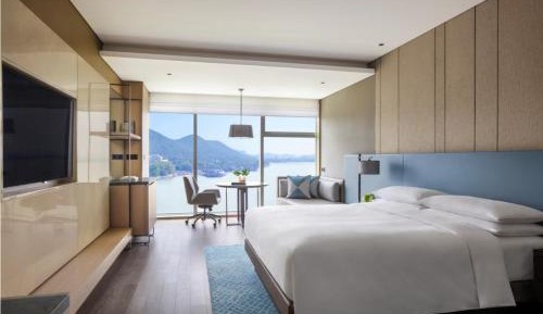 Deluxe, Guest room, 1 King, Lake view