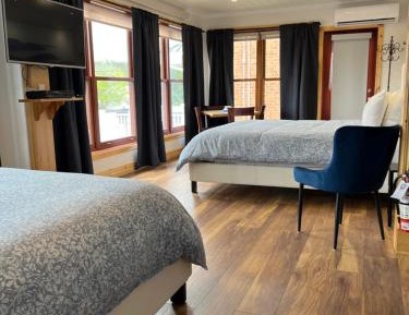 La Galouine - Superior Room, 1 King Bed, 1 Queen Bed and Kitchenette (11)