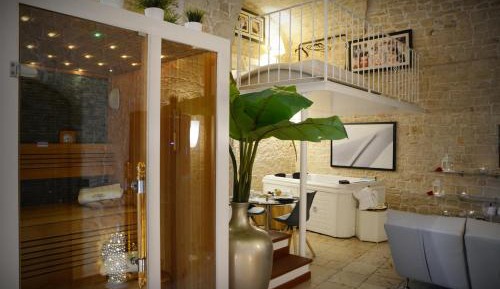 Deluxe Suite with Spa Bath