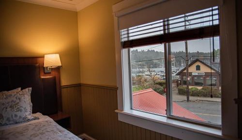 Queen Room (Shared Bathroom)