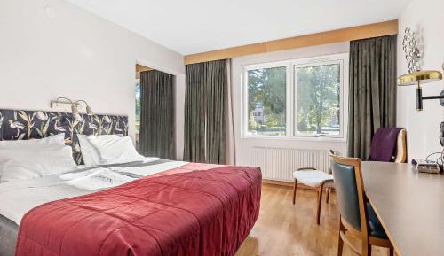 Queen Suite with Lake View