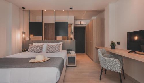 Suite with Pool View