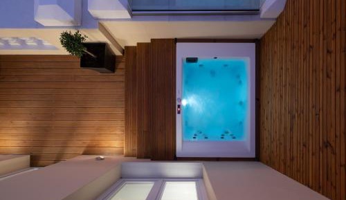 King Suite with Sun Deck & Jacuzzi