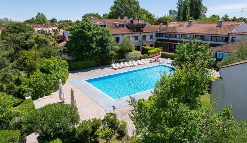 Apartment with Pool View 