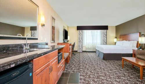 Suite - Hearing Accessible - Non-Smoking