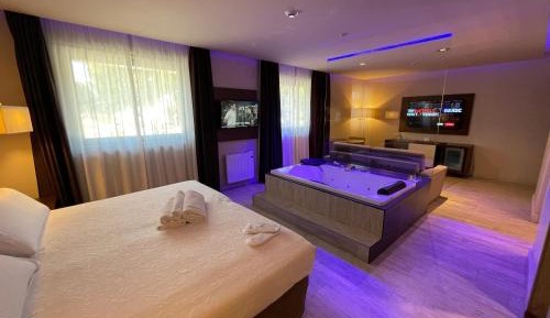 Suite with Hot Tub Syrah