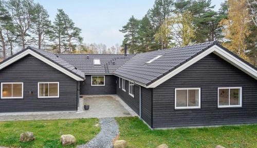 Seven-Bedroom Holiday Home