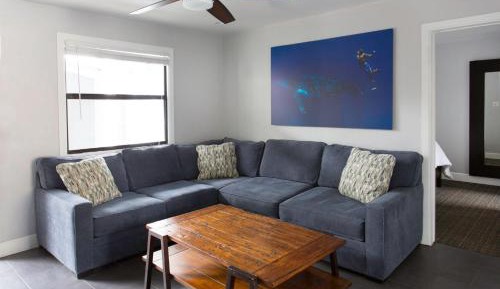 Large One-Bedroom Queen Suite with Kitchen