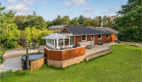 Three-Bedroom Holiday Home 