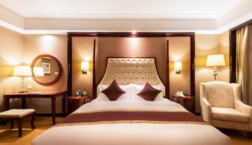 Deluxe Suite with Lake View