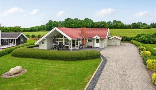 Three-Bedroom Holiday Home 