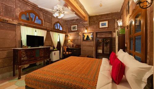 Royal Room - Free Morning and Evening Rooftop Live Music on Weekends and Evening Tea - Coffee with Cookies