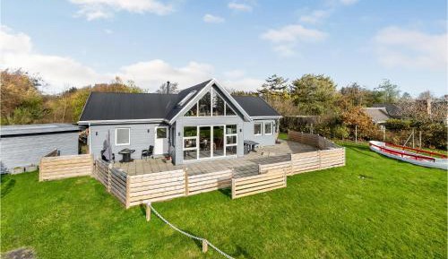 Three-Bedroom Holiday Home 