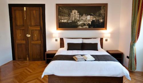 Deluxe Apartment with River & Castle View