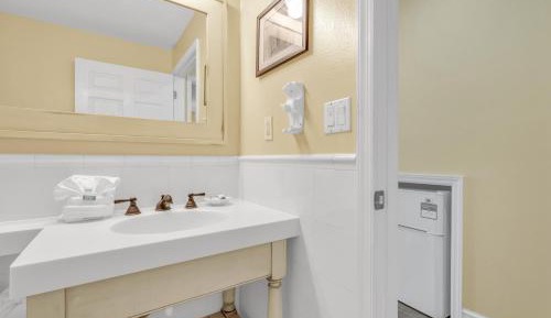 One-Bedroom King Suite with Ocean View - Non-Smoking