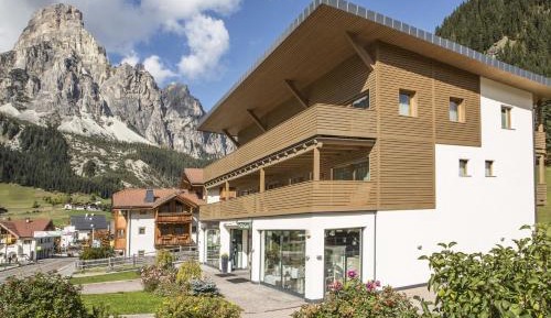 Apartment with Mountain View