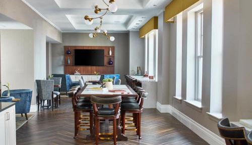 Club King Guest Room