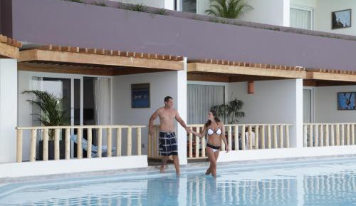 Deluxe King Room with Pool Access