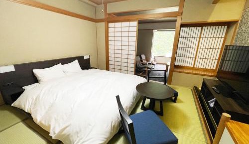 Standard Japanese Style (8 tatami) room with 1 Double Bed