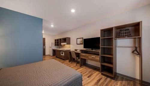 Queen Room with Tub and Sofa - Accessible/Non Smoking