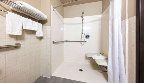 Queen Room with Bath Tub - Mobility Accessible/Non-Smoking