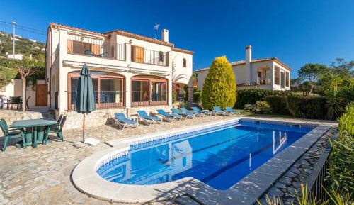 Villa with Garden View