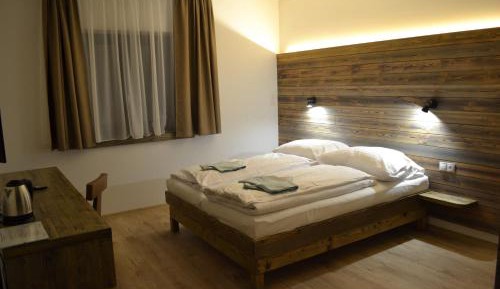 Deluxe Double Room (2 Adults + 1 Child)