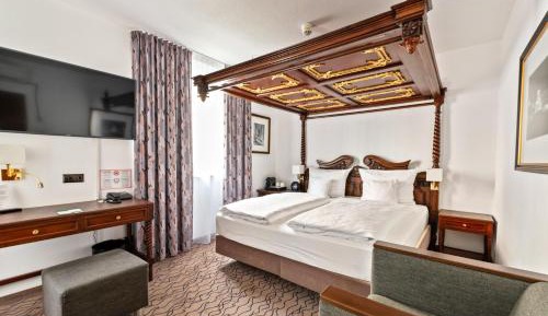Club Double Room with Courtyard View