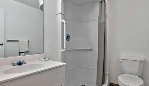 Deluxe Queen Room with Two Queen Beds - Non-Smoking