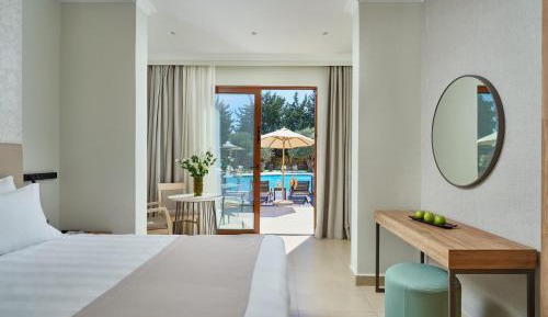 Suite with Sharing Pool and Jetted Tub with Garden View