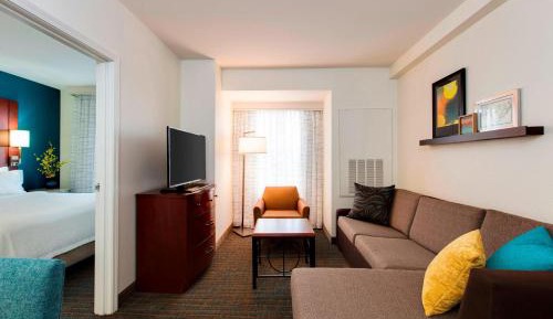 1 Bedroom Larger Suite, 1 King, Sofa bed, Corner room