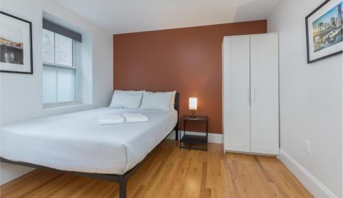 Standard Queen Room with Shared Bathroom 202